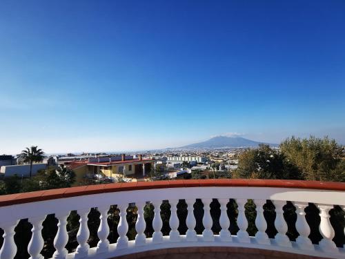 uma vista para a cidade a partir de uma varanda em Villa Le Zagare Relais & SPA em Gragnano