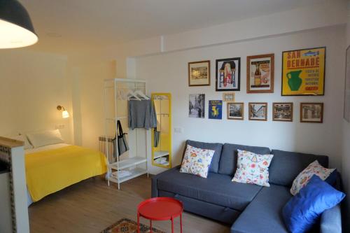 un soggiorno con divano blu e letto di Casa Eladia a Logroño