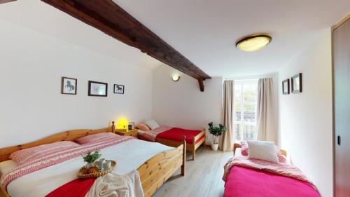 1 dormitorio con 2 camas y ventana en Pension U Sebastiana, en Hodousice