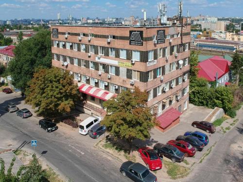una vista aérea de un edificio con coches aparcados en un aparcamiento en Хостел Perron en Járkov
