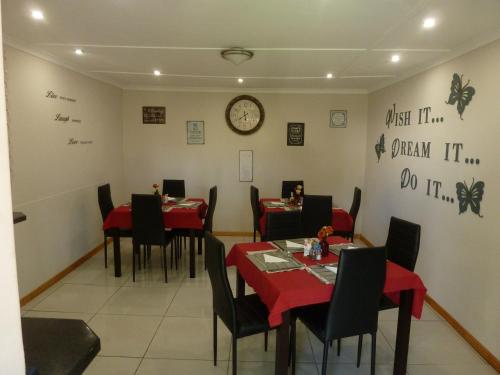 Ruang duduk di Springbok Apartments