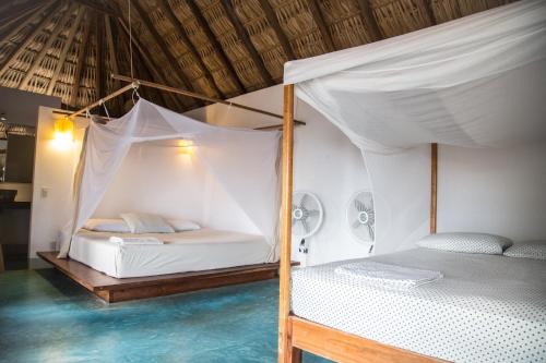 Tempat tidur dalam kamar di Un Sueño Cabañas del Pacífico