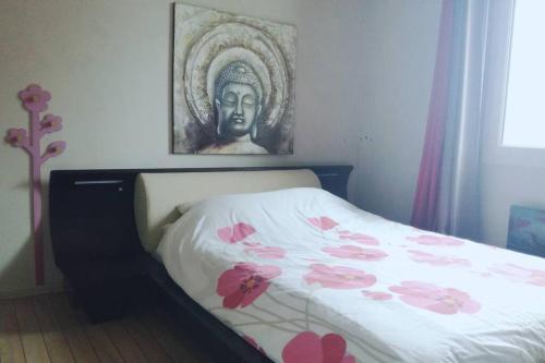 a bedroom with a bed with a picture on the wall at ღ Joli appartement T2 40m2 ღ in Magny-le-Hongre