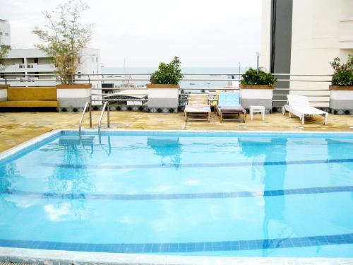 Πισίνα στο ή κοντά στο Highfive Hotel Pattaya