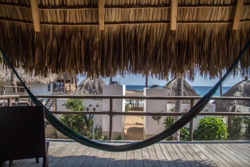 a hammock with a view of the beach at Un Sueño Cabañas del Pacífico in San Agustinillo