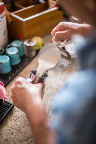 a person is using a mixer in a cup at Un Sueño Cabañas del Pacífico in San Agustinillo