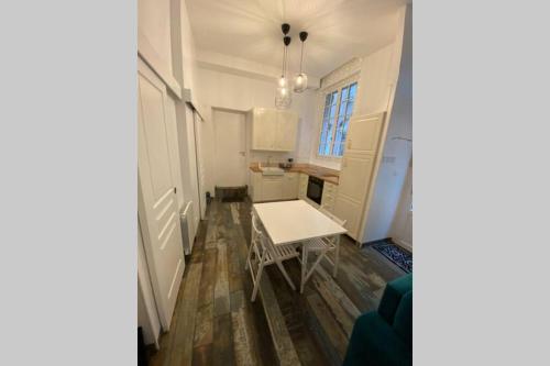 une petite cuisine avec une table dans une pièce dans l'établissement Le Plongeoir de Bon-Secours, à Saint-Malo