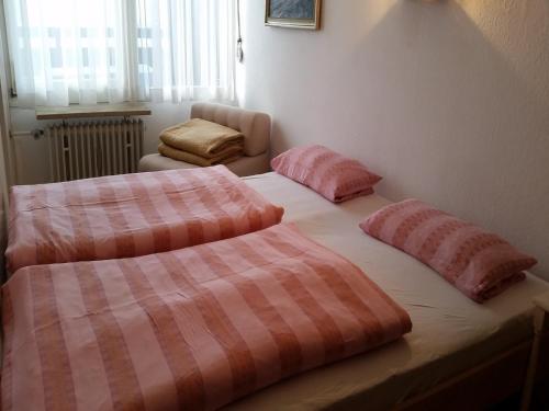 duas camas sentadas uma ao lado da outra num quarto em Alpenwohnanlage Lott em Grassau