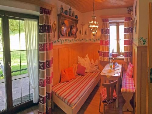 RottauにあるWeissenhofのベッド、テーブル、窓が備わる客室です。