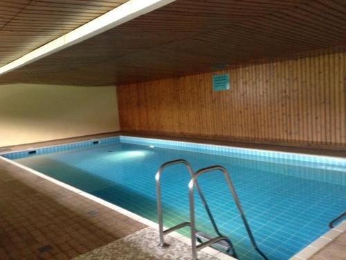 an indoor swimming pool with an empty pool at Alpenwohnanlage Lott in Grassau