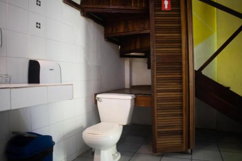 a bathroom with a toilet and a sink at Hostel Plinio in Manuel Antonio