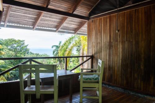 a dining room with a wooden table and chairs at Hostel Plinio in Manuel Antonio