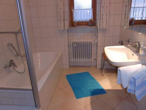 A bathroom at Ferienwohnung Weißenbacher