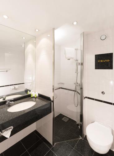 ein Badezimmer mit Toilette, Waschbecken und Dusche in der Unterkunft Copenhagen Strand in Kopenhagen