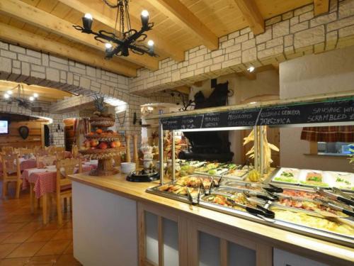 een bakkerij met een buffet van eten op een toonbank bij Bambi Cottage in Zakopane