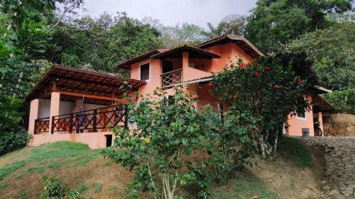 een huis bovenop een heuvel bij Casa da Socorro - Serra de Guaramiranga in Pacoti
