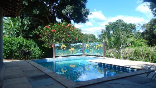 ein Pool in einem Garten mit einem Zaun in der Unterkunft Casa da Socorro - Serra de Guaramiranga in Pacoti