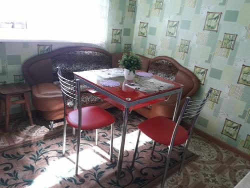 a table with two chairs and a table with at Затишні Апартаменти in Umanʼ
