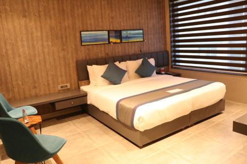 a bedroom with a bed and a desk and a chair at The Soni'otel in Hāora