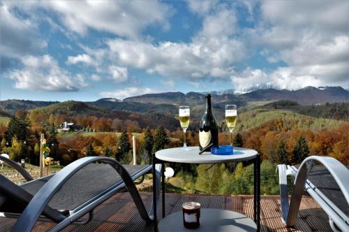 Vue générale sur la montagne ou vue sur la montagne depuis le camping
