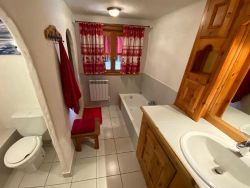 La salle de bains est pourvue de toilettes, d'un lavabo et d'une baignoire. dans l'établissement Appartement à Courchevel Saint Bon, à Saint-Bon-Tarentaise