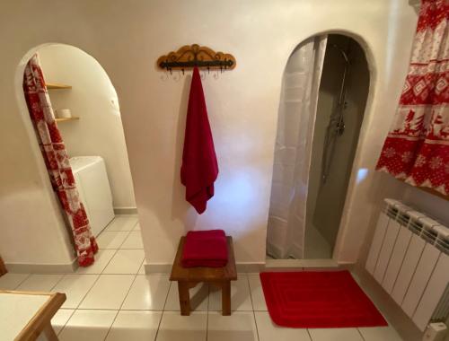 Saint-Bon-TarentaiseにあるAppartement à Courchevel Saint Bonのバスルーム(シャワー、赤いタオル付)
