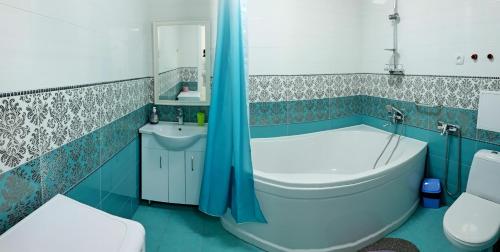 uma casa de banho com uma banheira, um WC e um lavatório. em Luxury apartment in the center em Dnipro