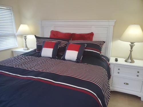 เตียงในห้องที่ Ocean Side Resort - updated Villa