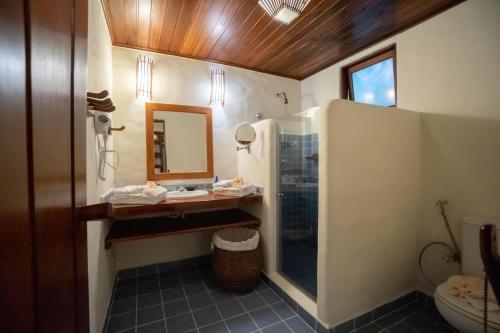 W łazience znajduje się umywalka i lustro. w obiekcie Pousada Enseada do Espelho w mieście Praia do Espelho