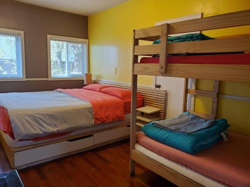Postel nebo postele na pokoji v ubytování Yosemite International Hostel