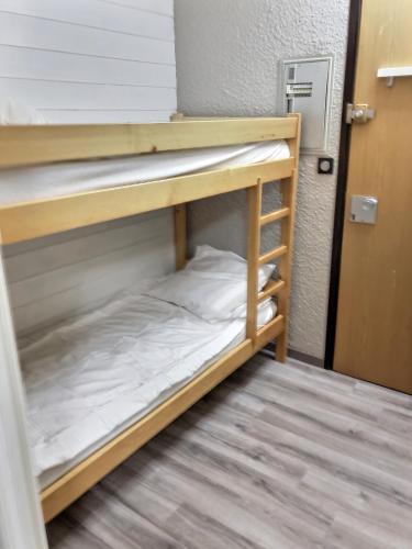 quelques lits superposés dans une chambre dans l'établissement Appartement 4 personnes aux pieds des pistes Le Champame Wifi Netflix, à Les Deux Alpes