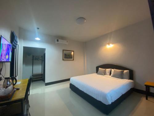 Postel nebo postele na pokoji v ubytování Jeerat House จิรัสเฮ้าส์