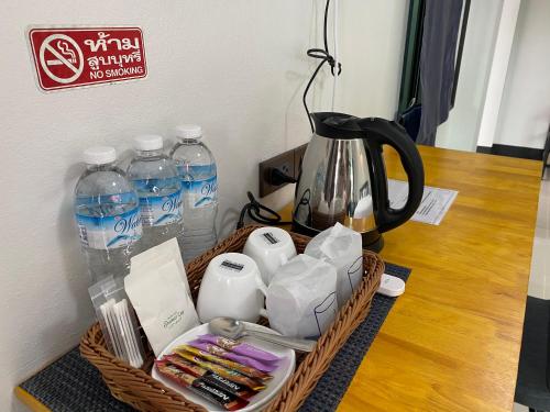 Příslušenství pro přípravu čaje a kávy v ubytování Jeerat House จิรัสเฮ้าส์