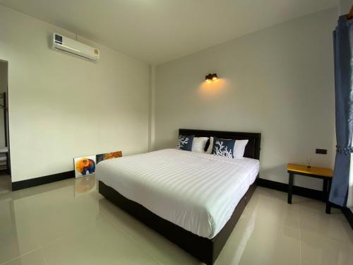 Postel nebo postele na pokoji v ubytování Jeerat House จิรัสเฮ้าส์
