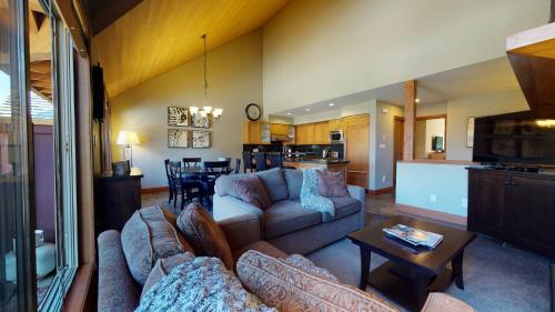 Spacious Chalet with PRIVATE Hot Tub by Harmony Whistler