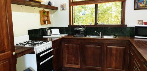 Kuchyň nebo kuchyňský kout v ubytování Nannup Homestay