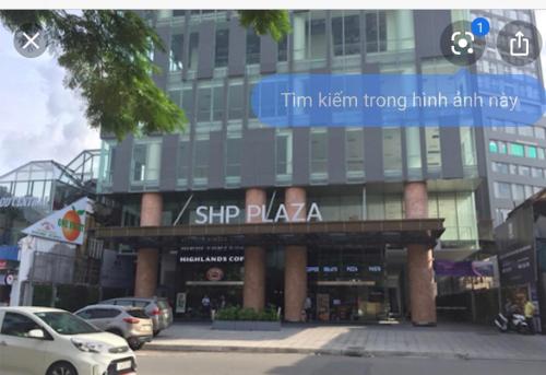 un edificio con un cartel en el costado en căn hộ shp tầng 18, en Hai Phong