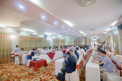 a group of people sitting at tables in a room at Cong Doan Hotel Vung Tau in Vung Tau