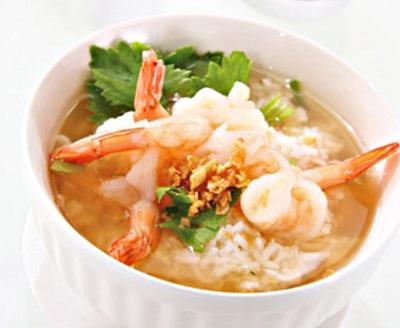 una ciotola bianca di zuppa con gamberi e lattuga di T'Luck House Resort a Haad Chao Samran