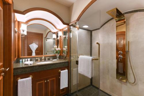 A bathroom at Al Aziziyah Boutique Hotel By The Torch