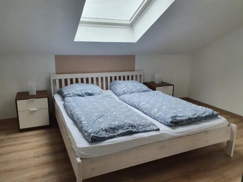 uma cama com duas almofadas num quarto em Beautiful City Apartment für bis 4 Personen em Paderborn