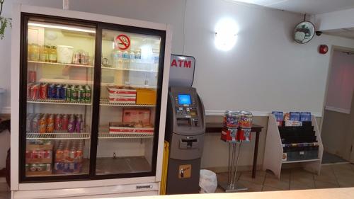 uma máquina de multibanco em frente a uma loja em Budget inn 2000 em Hamilton