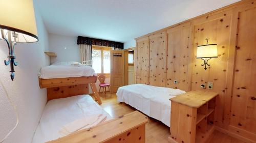 Un pat sau paturi într-o cameră la Abitaziun Trais Tschiervs D5 - Champfèr