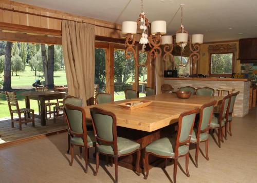 Фотография из галереи Alhue - Casa en el Golf в городе Сан-Карлос-де-Барилоче