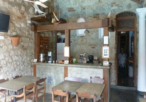 ein Esszimmer mit 2 Tischen und einer Theke in der Unterkunft Villa Araliya in Negombo