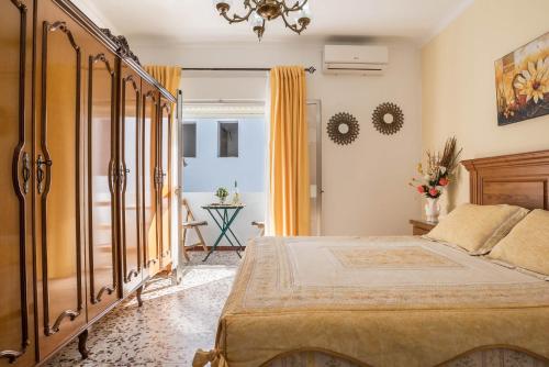 - une chambre avec un lit et un lustre dans l'établissement Piso Carmen Solo Familias, à Conil de la Frontera