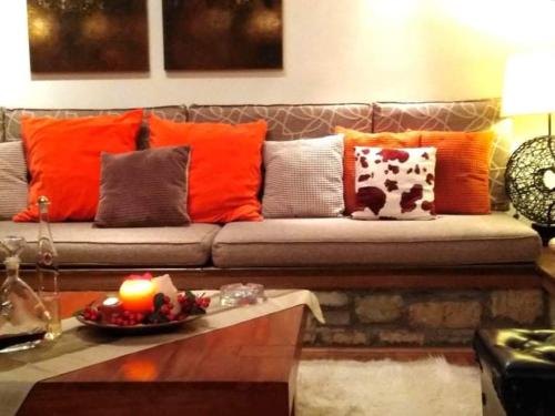 Lafky Arachova Residence في أراخوفا: غرفة معيشة مع أريكة مع وسائد ملونة
