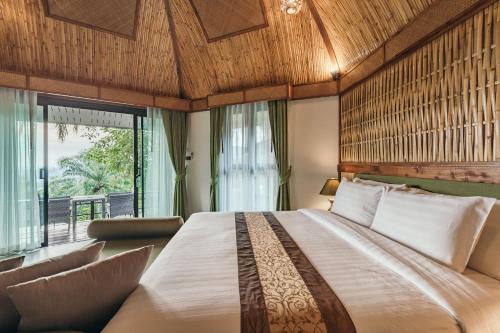 Postel nebo postele na pokoji v ubytování Aonang Fiore Resort