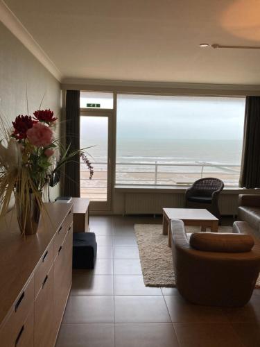 - un salon avec vue sur l'océan dans l'établissement 'Maastricht' - Cosy Studio with Spectacular Seaview, à Ostende