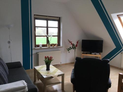 a living room with a couch and a table at Zwischen den Feldern in Brebel